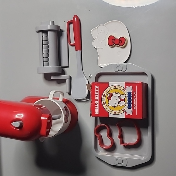 18i  doll Hello Kitty Red and Gray Doll Mixer Set - Picture 2 of 3